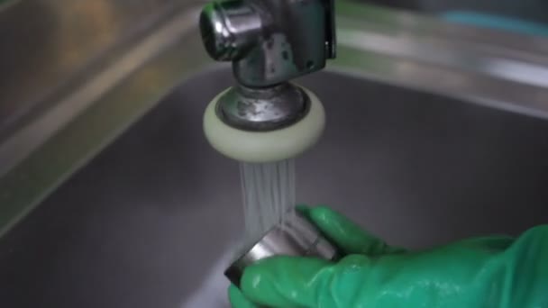 Εργάτης χειρός με μηχανικό κομμάτι καθαρισμού γαντιών - Πλάνα, βίντεο