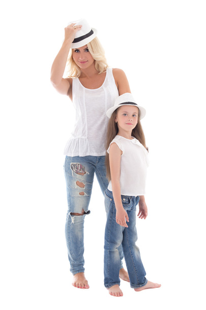 schöne junge Mutter und Tochter posiert mit Hüte isol - Foto, Bild