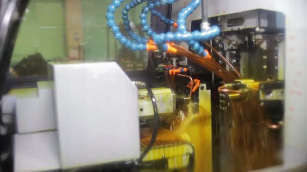 Vista della lavorazione industriale dei metalli durante una moderna tecnologia di lavorazione - Filmati, video