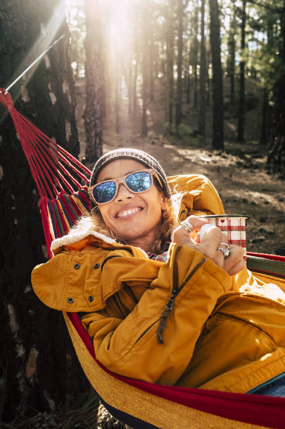 Ritratto di bella donna sorridere e godere di relax e libertà attività ricreative all'aperto nel parco bosco bosco - Foto, immagini