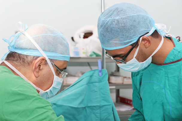 Médicos perfeccionando una operación
 - Foto, imagen