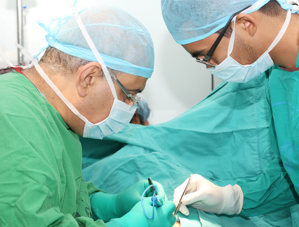 Chirurgiens travaillant sur un patient en salle d'opération
 - Photo, image