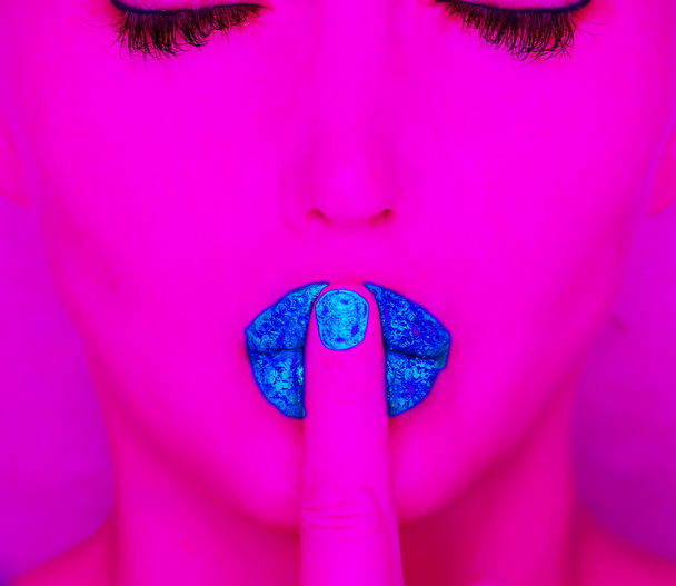 Finger on lips - Φωτογραφία, εικόνα