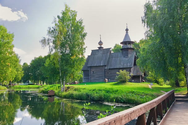 Iglesia antigua de madera en el parque
 - Foto, Imagen