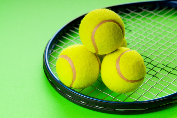 Concepto de tenis con pelotas y raqueta
 - Foto, imagen