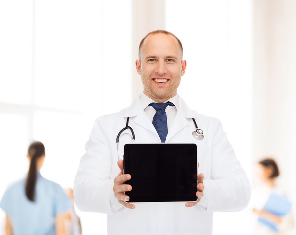 smiling male doctor with stethoscope and tablet pc - Foto, immagini