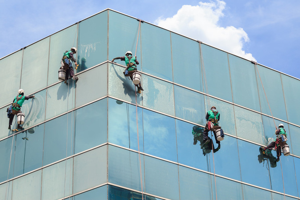 Yüksek binadaki pencereleri temizleyen bir grup işçi - Fotoğraf, Görsel