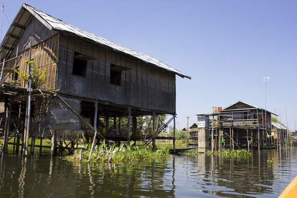 typische schwimmende Häuser auf dem See inle, myanmar. - Foto, Bild