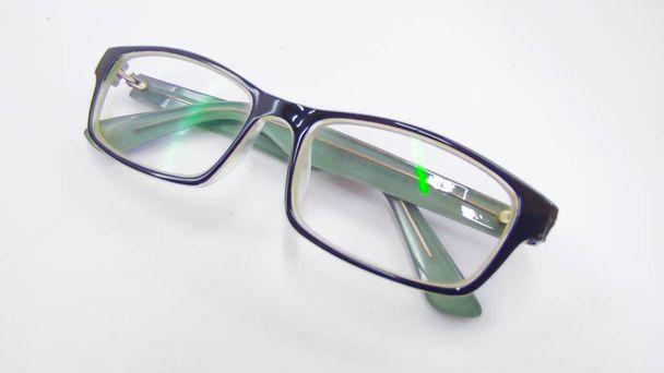 Foto abstracta desenfocada de gafas de lectura aisladas sobre fondo blanco - Foto, Imagen