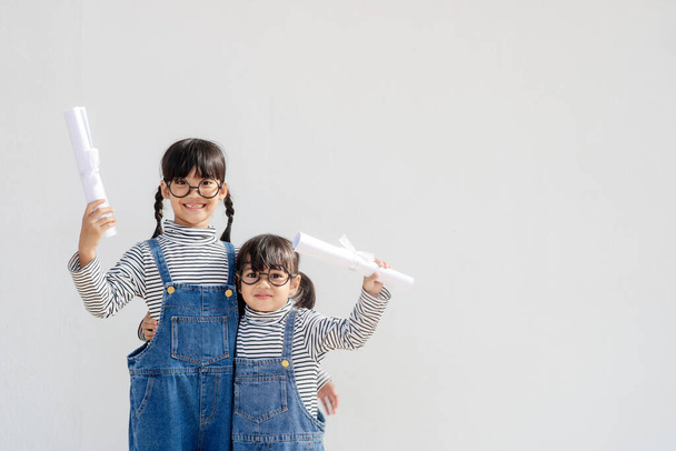 Due bambine felici con concetto di laurea - Foto, immagini