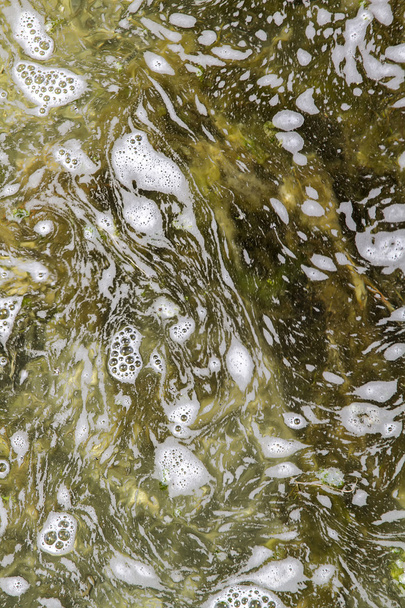 Agua espumosa sucia
 - Foto, Imagen