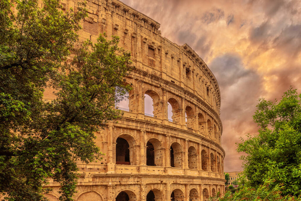 Roman Colosseum taustalla viehättävä taivas - Valokuva, kuva