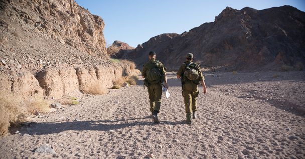 katonák járőr a sivatagban - Fotó, kép