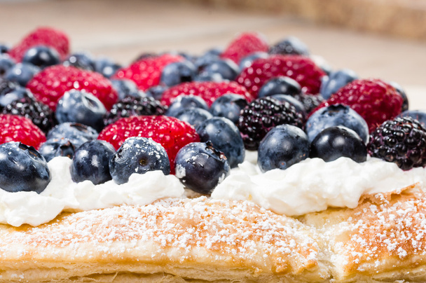 Homemade berry tart with fresh cream - Φωτογραφία, εικόνα