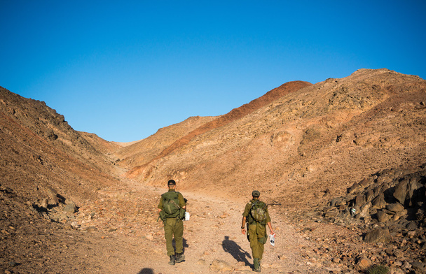 Солдати патрулюють у пустелі
 - Фото, зображення