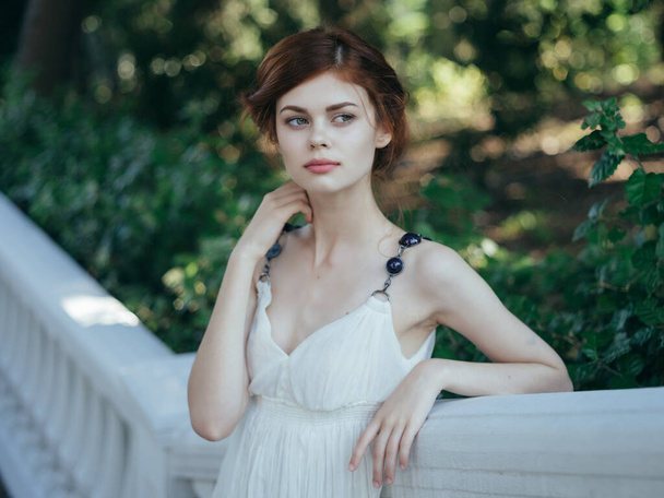 όμορφη γυναίκα σε λευκό φόρεμα πριγκίπισσα στο πάρκο του καλοκαιριού - Φωτογραφία, εικόνα