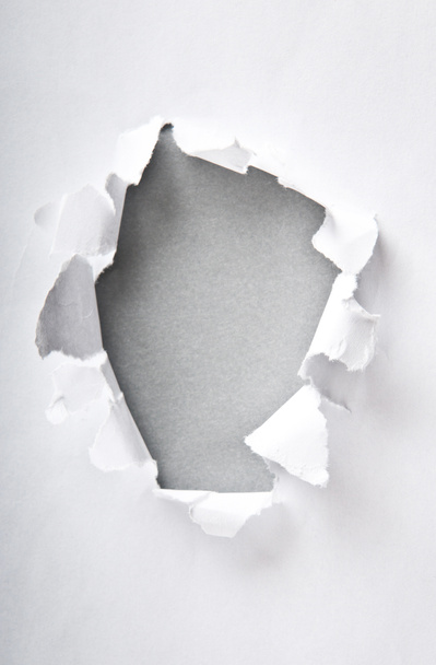 Dziura w papierze z rozdartymi bokami - Zdjęcie, obraz