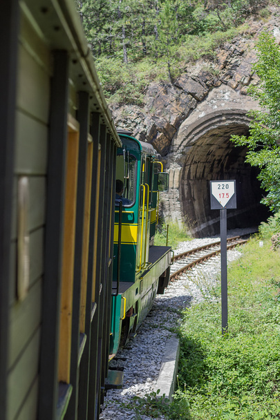 Comboio ferroviário vintage entra em um túnel escuro
 - Foto, Imagem