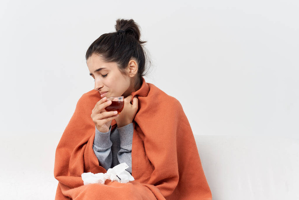 kobieta w domu na kanapie zimno leczenie infekcji - Zdjęcie, obraz