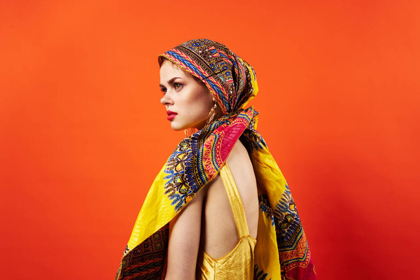 schöne Frau bunte Schal Ethnizität afrikanischen Stil isoliert Hintergrund - Foto, Bild