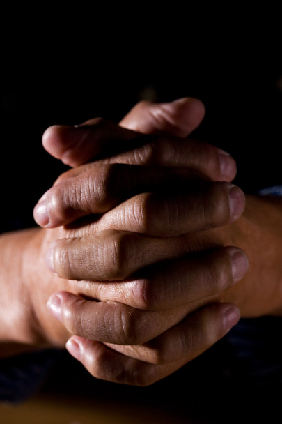 modląc się mężczyzna - Zdjęcie, obraz