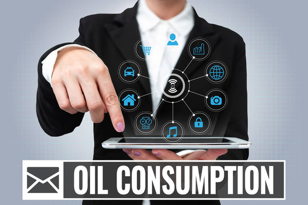 概念的なキャプション石油消費量。インターネットの概念このエントリは、 1日あたりのバレルで消費される総油です。 - 写真・画像