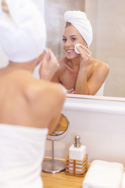 Kobieta czyszcząca twarz - Zdjęcie, obraz