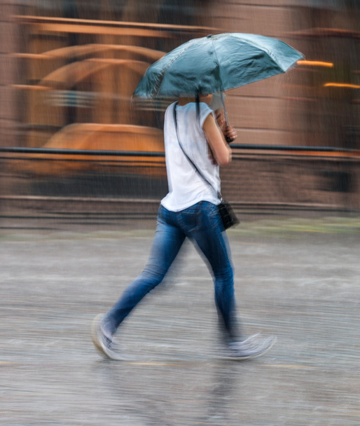 γυναίκα που περπατά κάτω από την οδό για μια βροχερή ημέρα  - Φωτογραφία, εικόνα