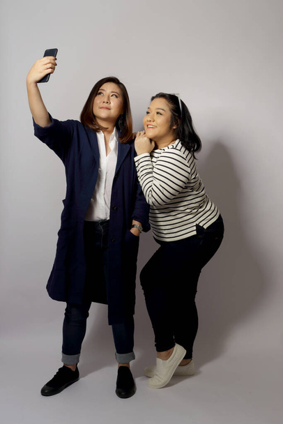 Fotoğrafı çeken iki Asyalı kadın. - Fotoğraf, Görsel