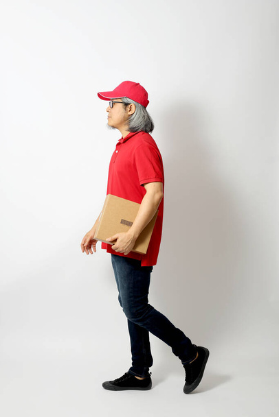 Az ázsiai férfi öltözött piros póló piros sapka áll a fehér háttér. - Fotó, kép
