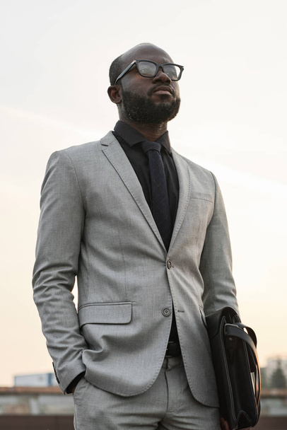 Sikeres fekete férfi portré - Fotó, kép