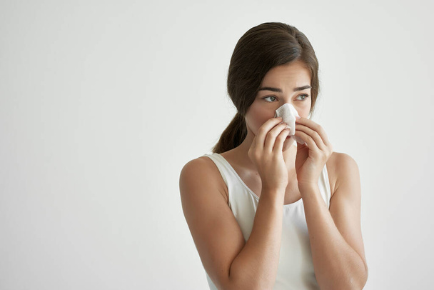 vrouw blaast haar neus in een zakdoek griep virus gezondheidsproblemen - Foto, afbeelding