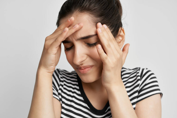 Brünette Kopfschmerzen Schmerzen Syndrom Beschwerden isoliert Hintergrund - Foto, Bild