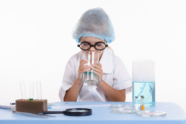 Chemiker riecht Inhalt des Kolbens - Foto, Bild