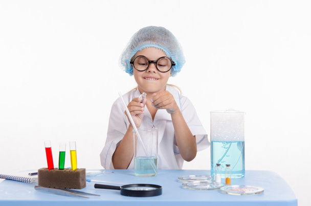 Kinderchemiker öffnet den Kolben mit Reagenz - Foto, Bild