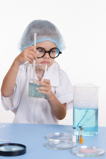 κορίτσι χημικός αναμιγνύει το περιεχόμενο των φιαλών - Φωτογραφία, εικόνα