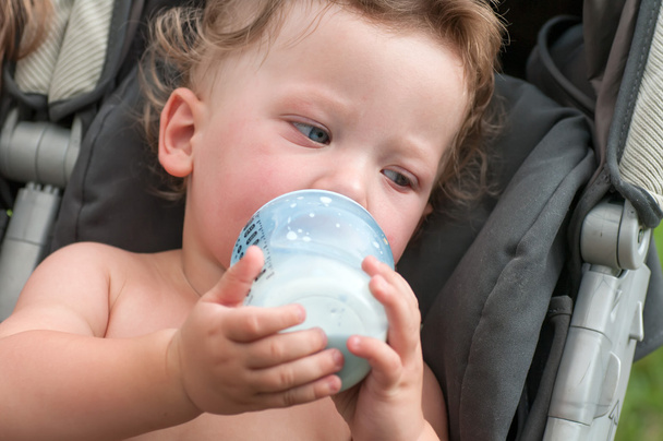bebek şişe süt emmek - Fotoğraf, Görsel