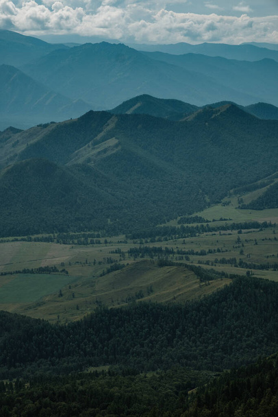Vista das montanhas na República de Altai a partir do convés de observação em Tyungur. - Foto, Imagem