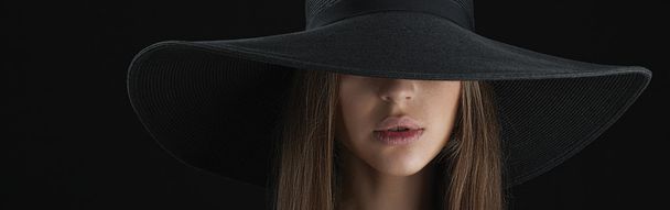 Woman with beautiful lips in broad-brimmed hat. - Foto, Imagem