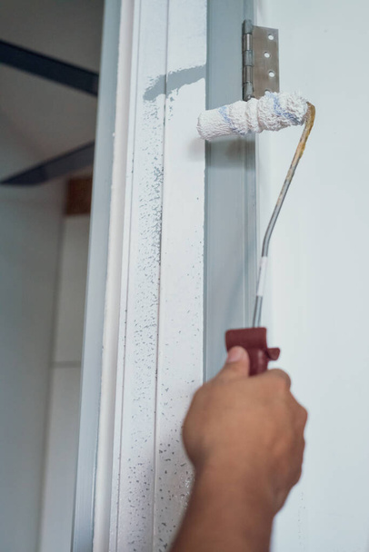 Tinta branca na moldura da porta. Projeto de pintura, DIY em casa. - Foto, Imagem