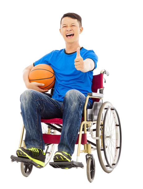 Hoffnungsvoller junger Mann sitzt mit Basketball im Rollstuhl - Foto, Bild