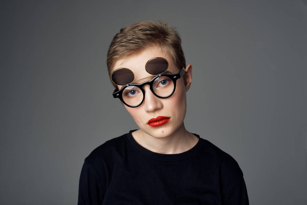ładna kobieta z podwójnymi okulary moda zbliżenie - Zdjęcie, obraz