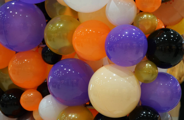Muchos globos de colores en el evento                                - Foto, imagen