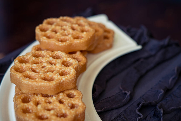 Snack tradicional malayo de galletas conocido como "kuih loyang" para Eid Fitr, Eid Adha y Ramadhan. - Foto, Imagen
