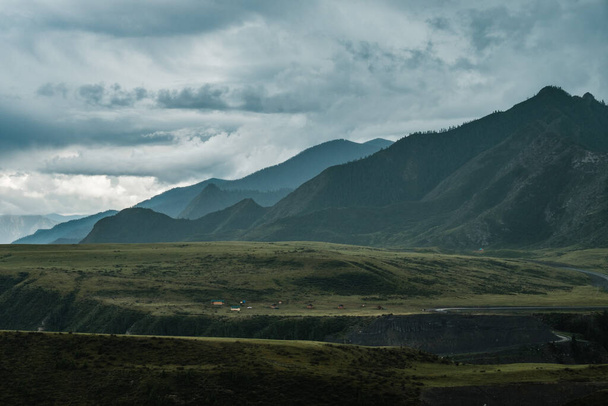 Прекрасний краєвид гір з Чайського тракту в Алтайській Республіці.. - Фото, зображення