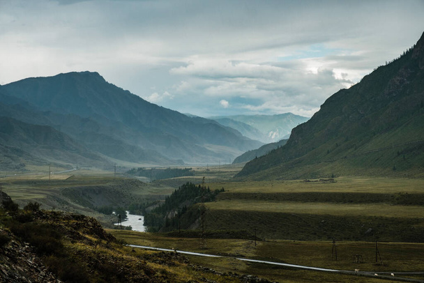 Le confluent des rivières Chuya et Katun dans les montagnes de l'Altaï. - Photo, image