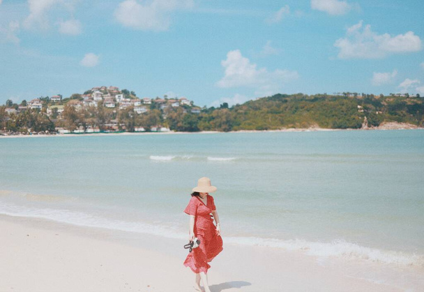little girl on the beach - Фото, изображение