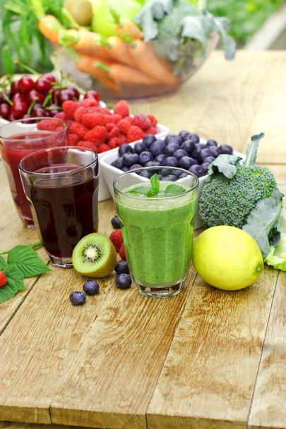 Bebidas saludables de frutas y verduras orgánicas
 - Foto, Imagen