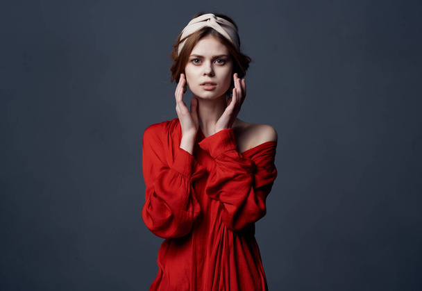 donna con fascia decorazione vestito rosso lusso sfondo scuro - Foto, immagini