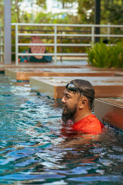 Sakallı adam yüzme havuzunda dinleniyor. Yaz tatili - Fotoğraf, Görsel